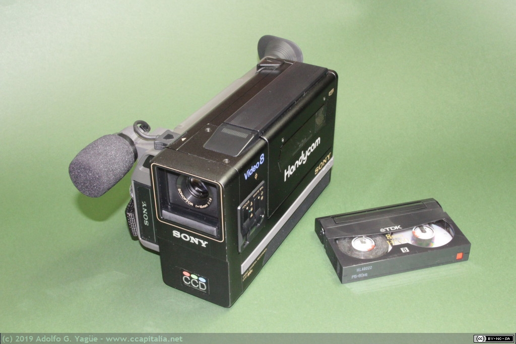 1269 - Videocámara Sony Handycam Video 8 CCD-M8u y cinta Video 8 (1), 1985