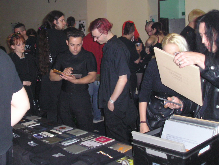 Shorai firmando autógrafos (Berlín 2004)