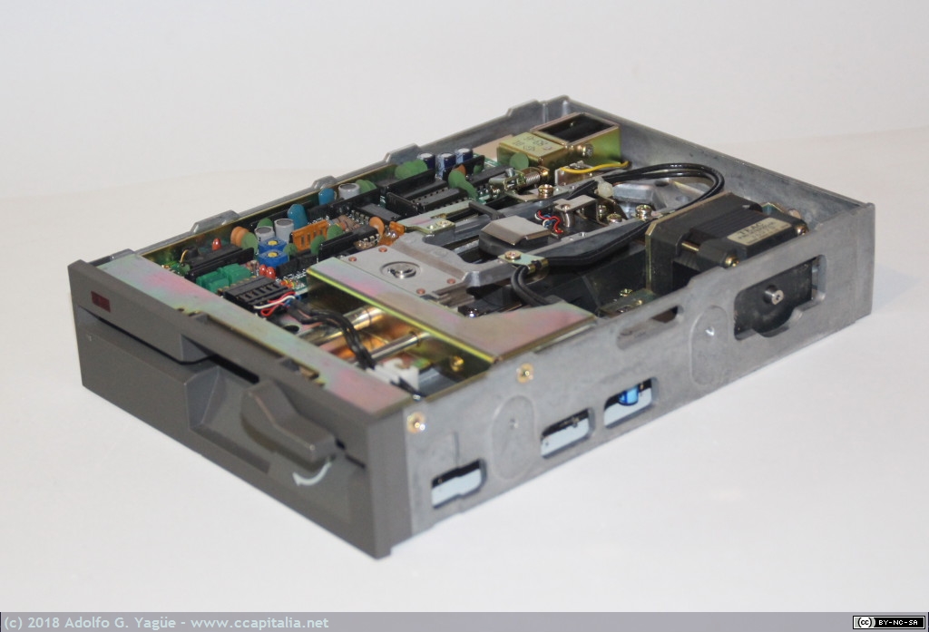 741 - Unidad 5" 1/4 TEAC FD-55F. 360KB, doble cara y densidad, altura estándar (1), 1983