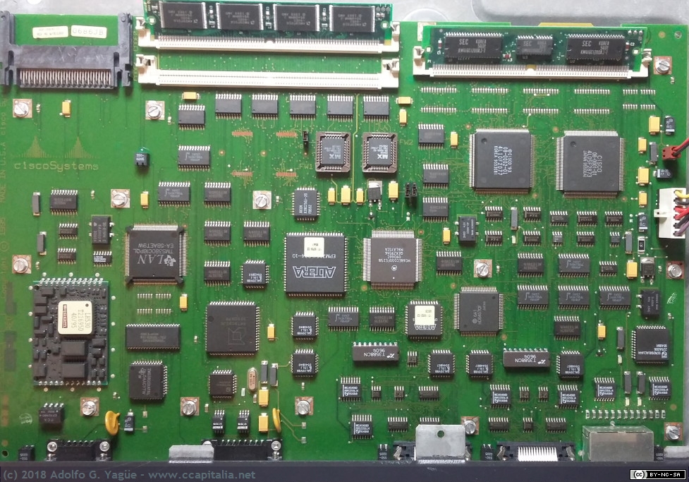 346 - Router Cisco 2513. 2 puertos serie, 1 Ethernet y 1 Token Ring (2), 1993
