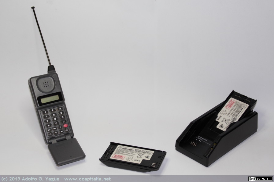 1169 - Motorola MicroTAC Executive (TACS 900) y cargardor de baterias (2), 1993