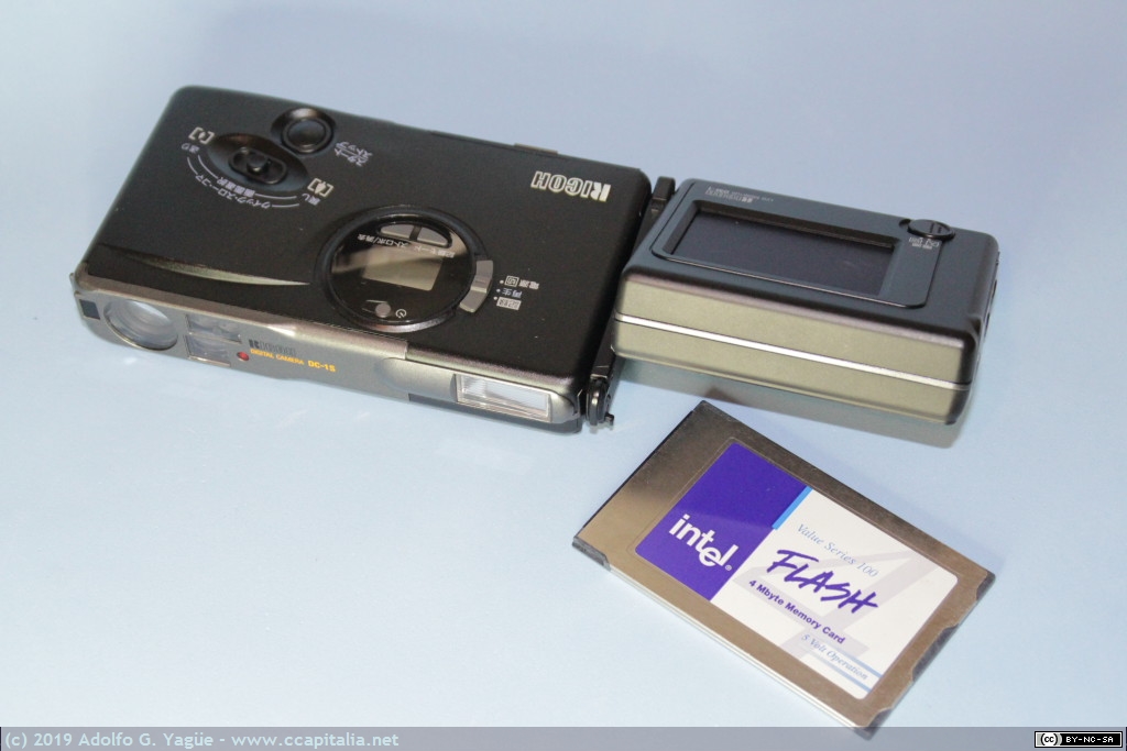 1252 - Cámara digital Ricoh RDC-1 de 0,4Mpx con capacidad para grabar vídeo y PCMCIA Flash Intel de 4MB, 1995