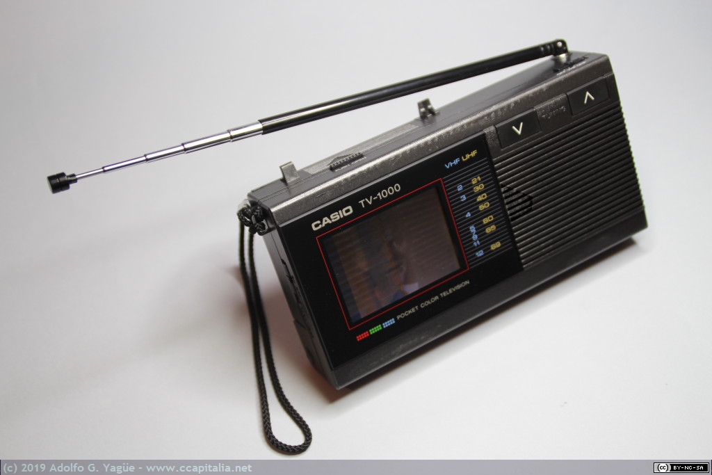 1283 - Casio TV-1000. Televisión color de bolsillo de tecnología LCD, 1985