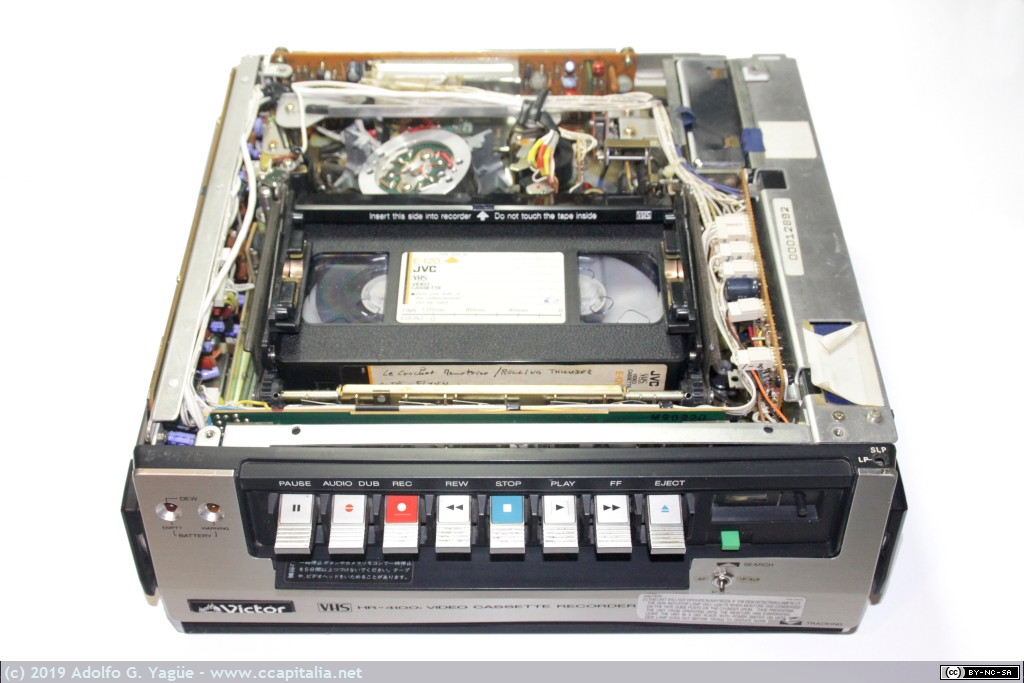 1307 - Videograbador VHS portable JVC (Japan Victor Company) HR-4100 EG con cinta VHS (2), 1978