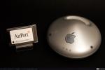 1456 - Apple AirPort Base Station (Graphite) 802.11b, Ethernet y modem V.90 y (1457) PC Card AirPort (1), 1999
