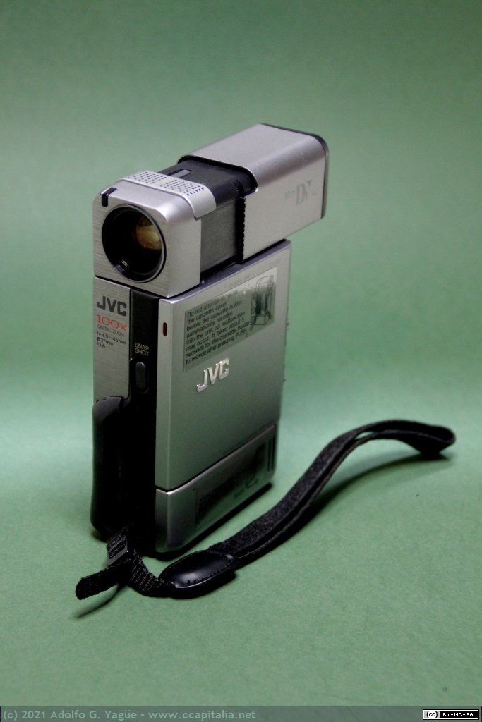 1492 - JVC GR-DV1. Videocámara de mano digital formato DVC y cassette magnético MiniDV (1), 1995