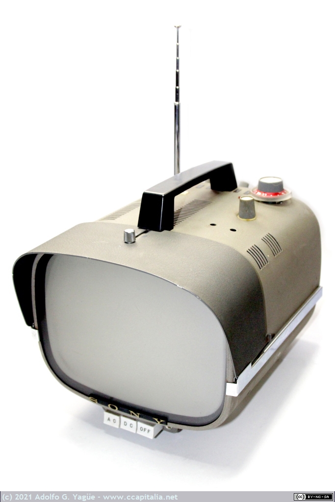 1518 - Televisión blanco y negro de 8" Sony 8-301w. Funciona con baterías de 12v. o tensión de la red 125v, 1961