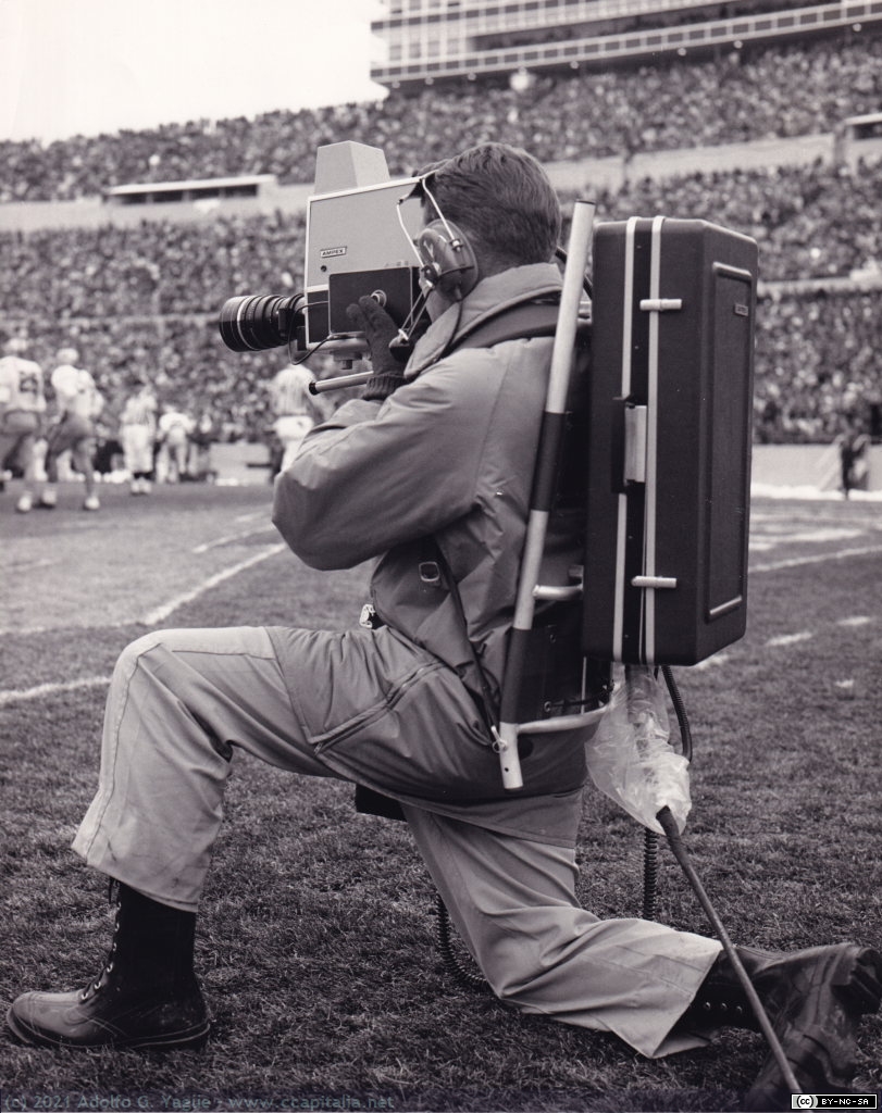 1521 - Ampex VR-3000 y cámara BC-100. Cameraman cubriendo (en color) un partido de futbol americano, 1967