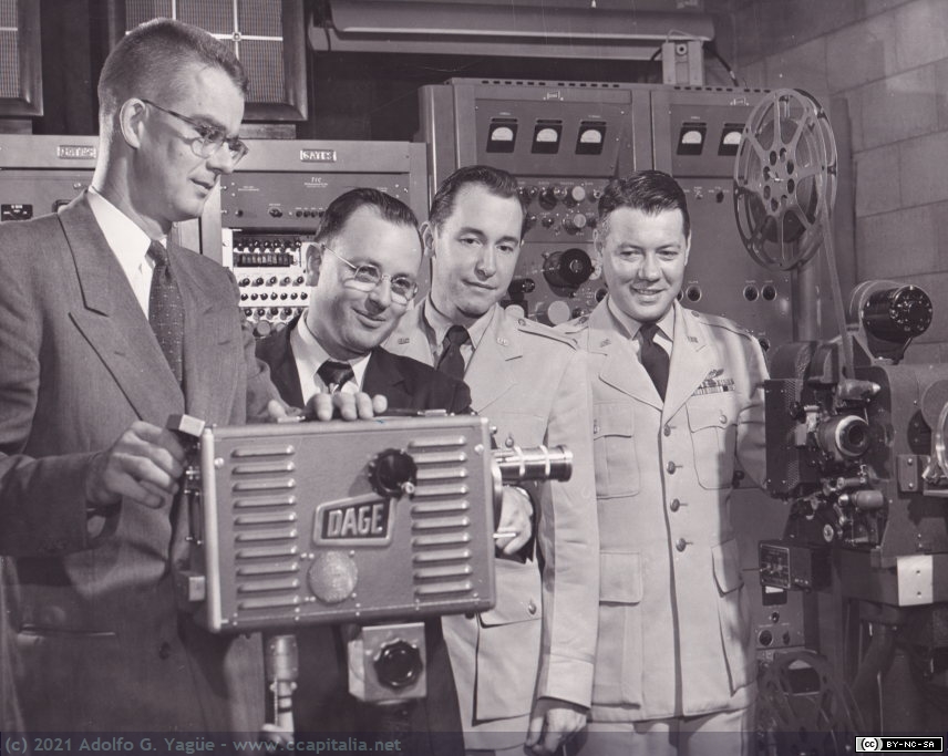 1534 - Cámara Dage presentada a miembros de U. S. Airforce en las instalaciones de Dage-Thompson en Beech Grove, Indiana, 1953