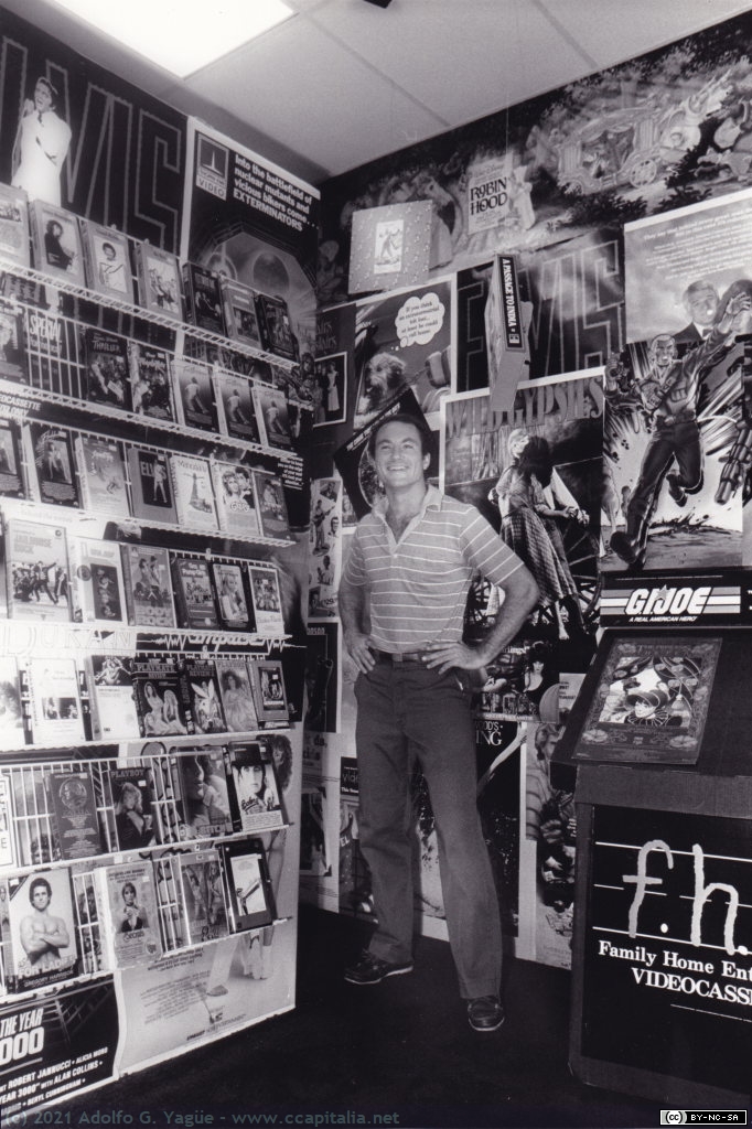 1538 - Joe Hayden en el videoclub Video Max Store (EE.UU.) (2), 1985