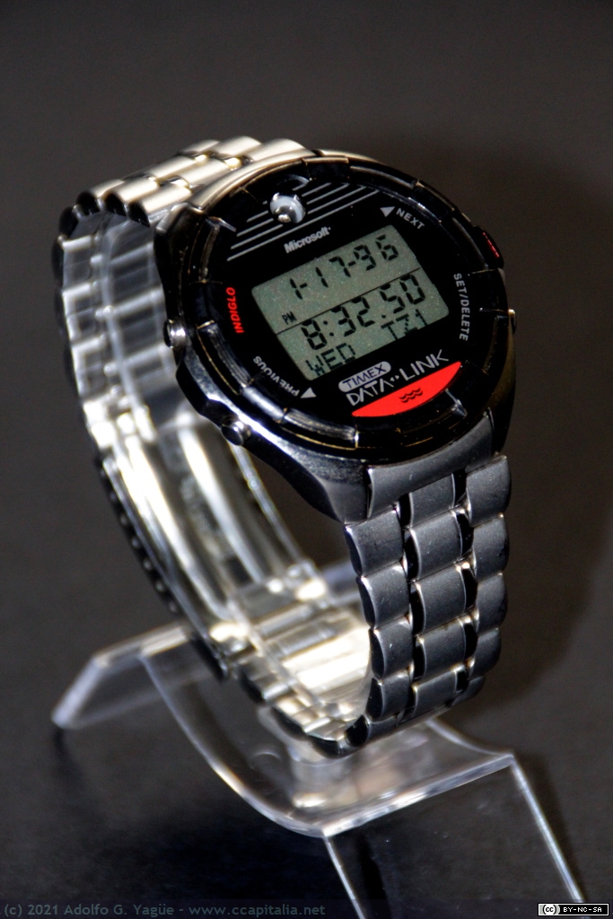 1505 - Timex Data-Link Microsoft modelo 69768. Reloj con agenda que conecta con un PC por vía óptica, 1996