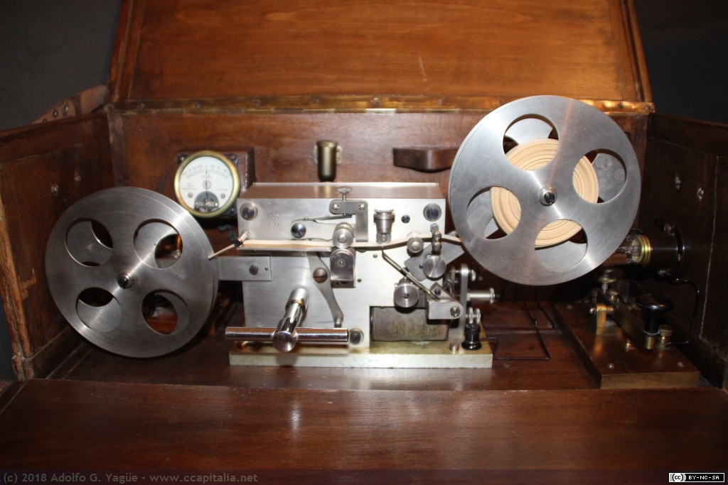 641 - Telégrafo de campaña Kelvin modelo C-14. Maleta de madera e impresor telegráfico (1), 1925