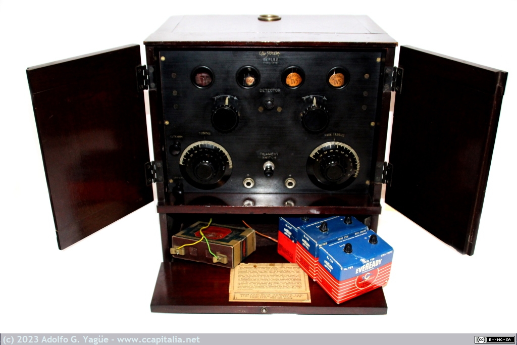 1635 - Receptor de radio DeForest D-10. Baterias de alimentación 4,5V (x1) y 22,5V (x3) (2), 1923
