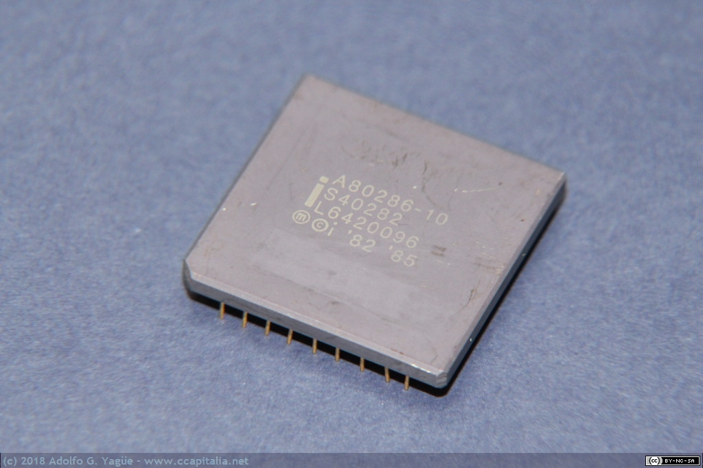 046 - Microprocesador Intel 80286 de 16bits. Encapsulado cerámico PGA 68 pines, 1982
