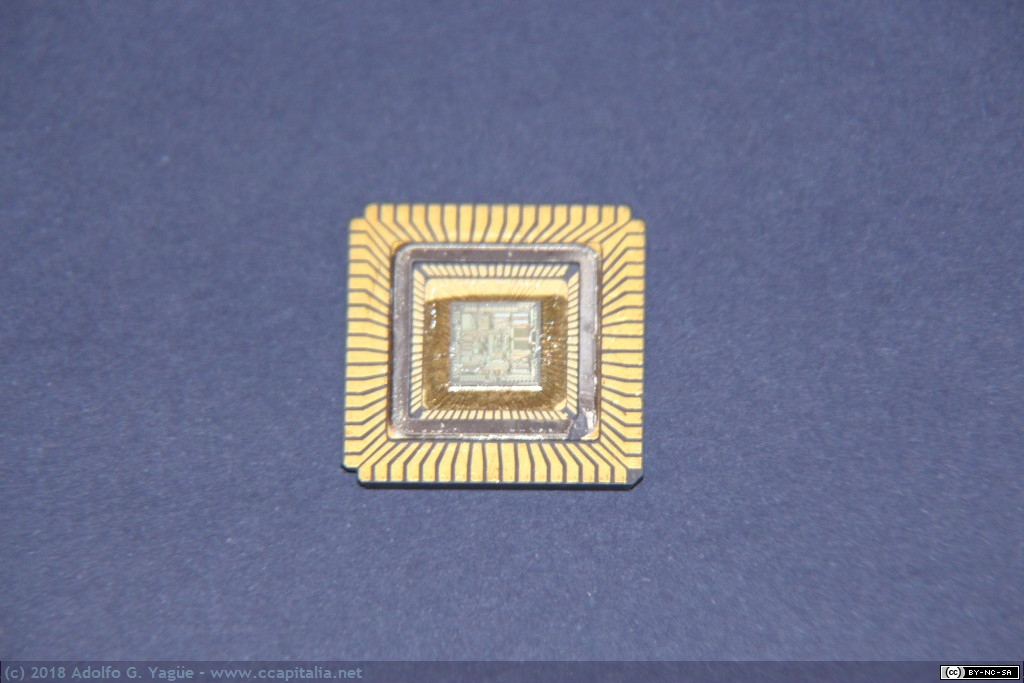 262 - Intel 80286. Encapsulado cerámico LCC 68 pines (abierto), 1982