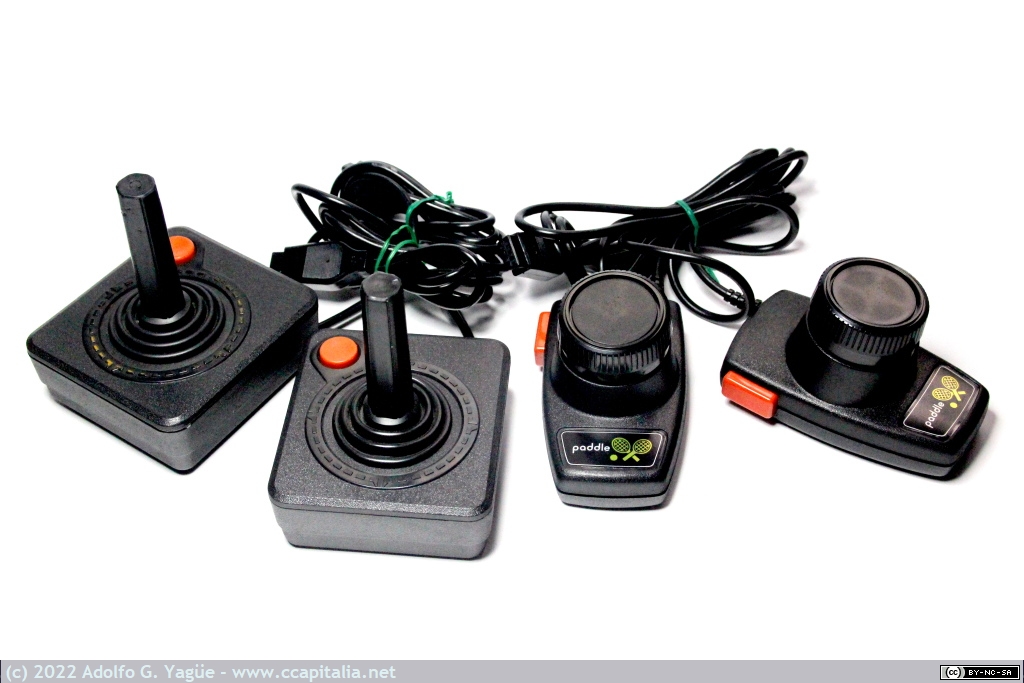 1611 - Videoconsola Atari 2600. Controladores Joystick CX-40 y Paddle CX-60 (2), 1977