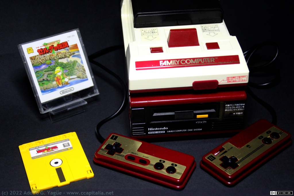 1593 - Family Computer Disk System HVC-022. Sistema de almacenamiento de 128KB para consola Famicom, 1986