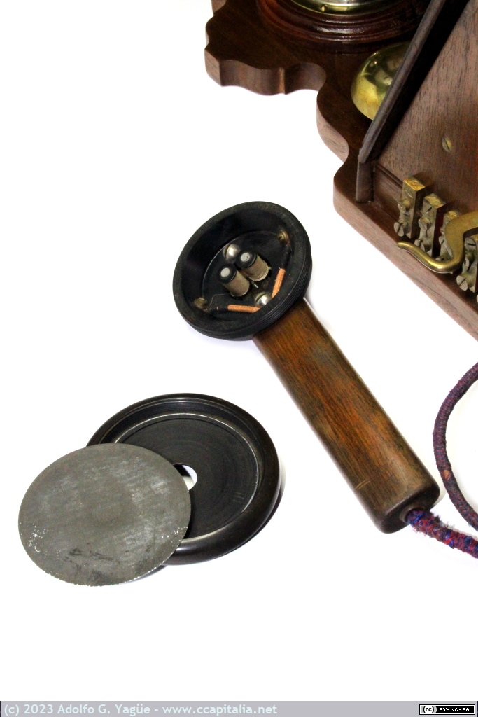 1654 - Teléfono Sft. 04. Detalle del auricular: electroimanes y lengüeta metálica vibrante (3), 1900
