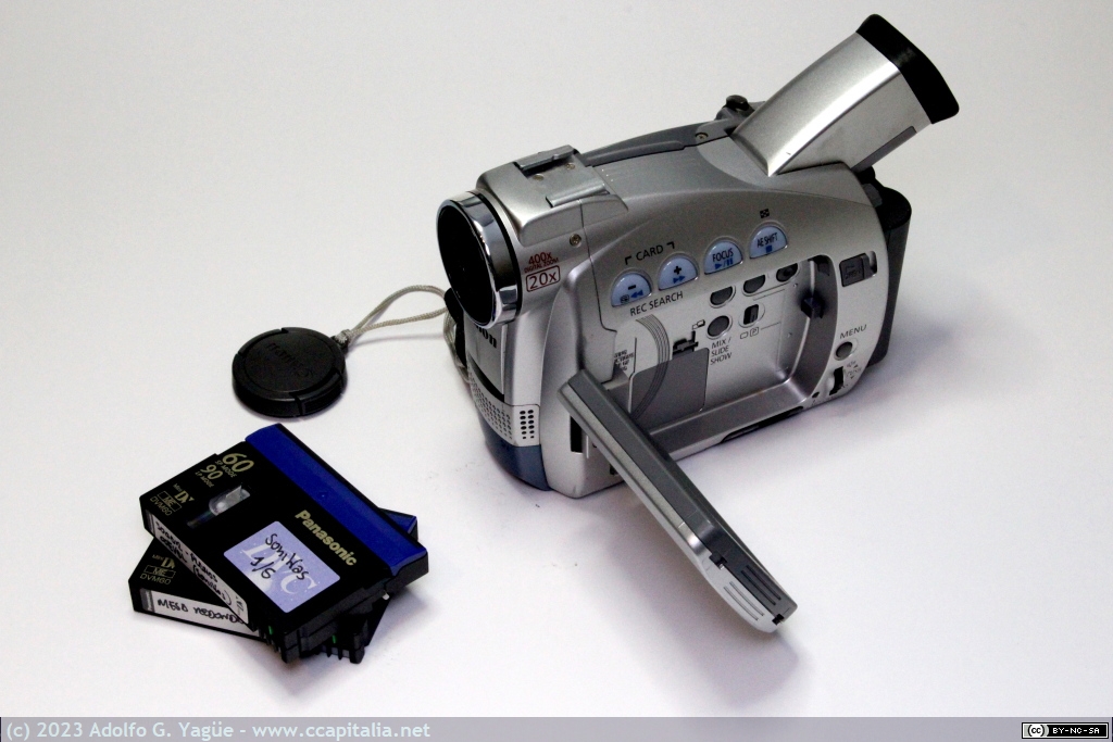 1529 - Canon MV630i. Cámara MiniDV con tarjeta SD y MMC e interface IEEE1394 (Firewire) y USB, 2003