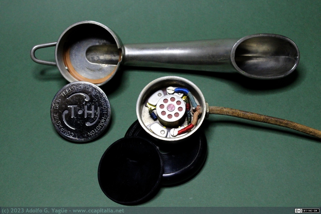 1771 - Teléfono Thomson-Houston. Francia. Detalle de cápsula micrófono de carbón y electroimán de altavoz (2), años 20