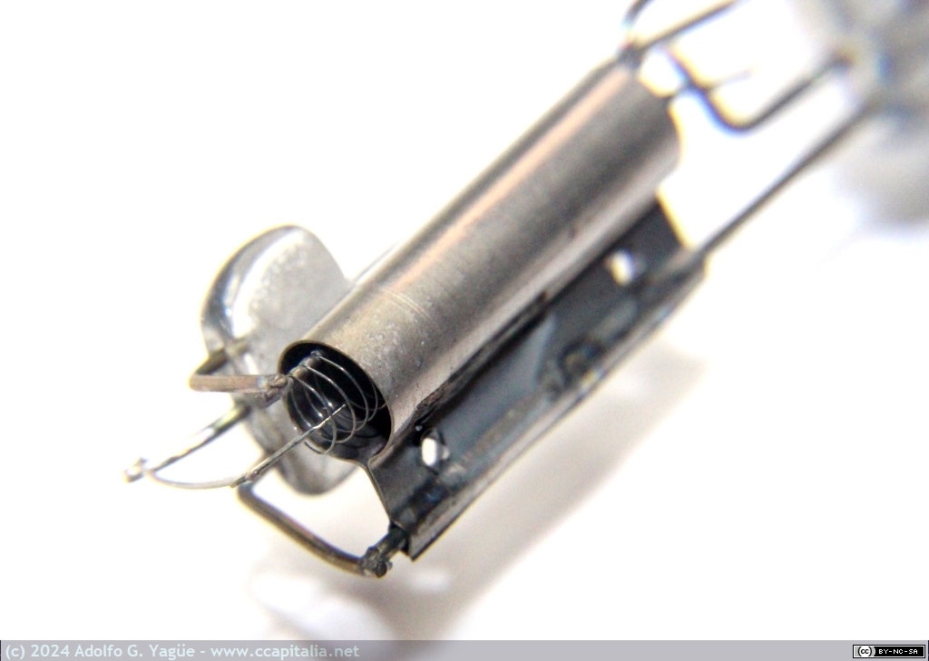1823 - Interior del triodo RCA Radiotron UV-199. Detalle de filamento, rejilla y placa, 1924