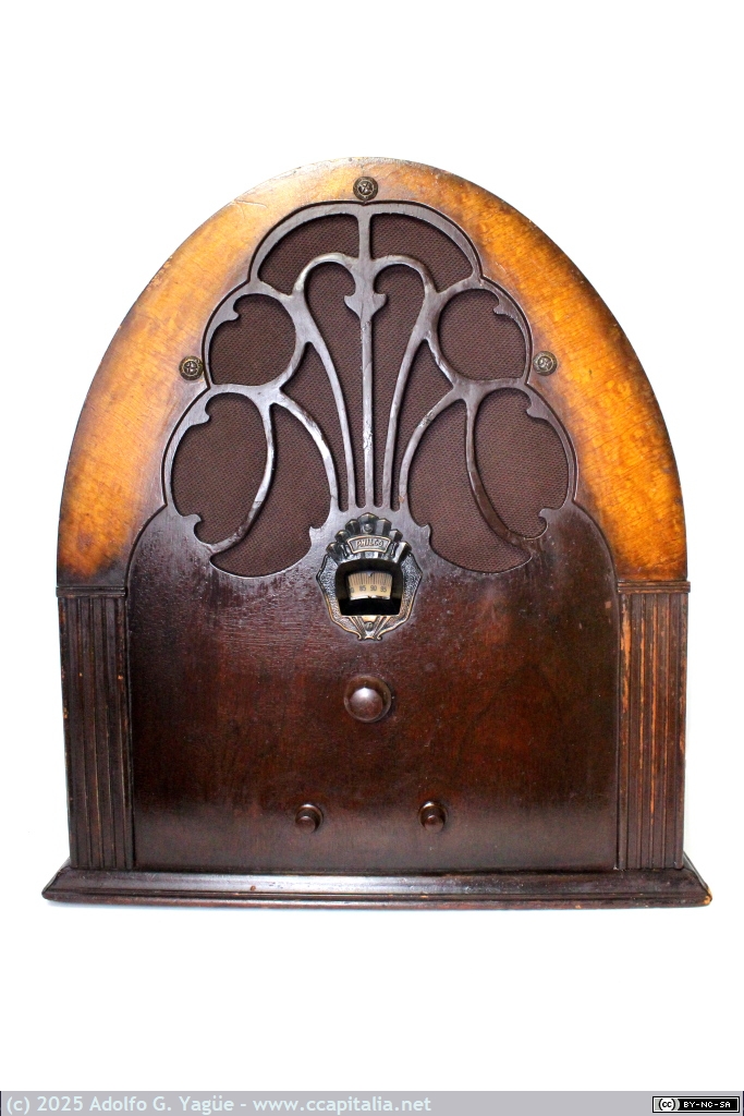 1817 - Philco model 20 (Baby Grand). Primer receptor de onda media con diseño tombstone, capilla o catedral (1), 1930
