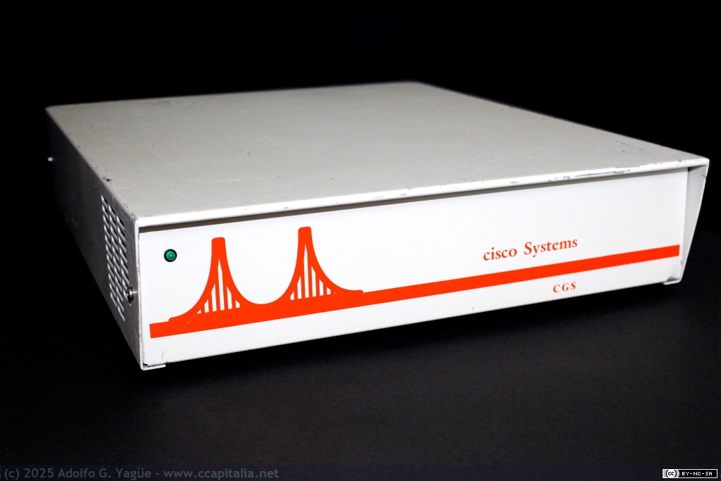 2007 - Cisco CGS (Compact Gateway System). Router LAN/WAN, TCP/IP y X.25 (1), 1988