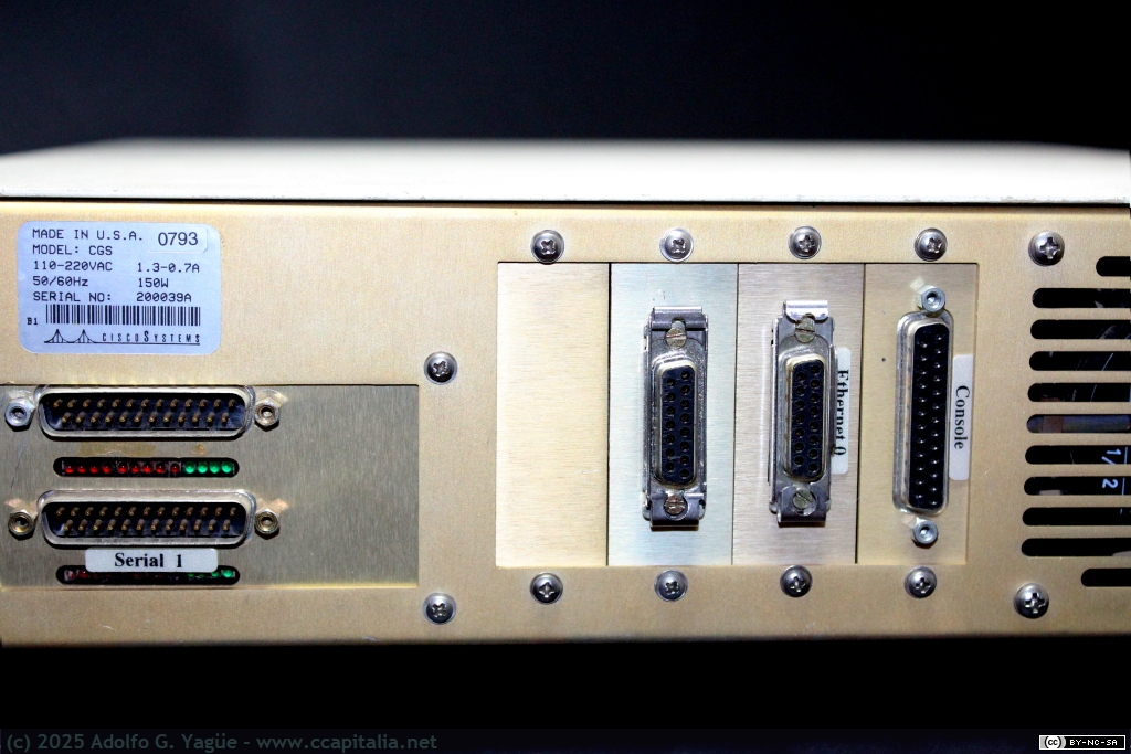 2007 - Interfaces del Cisco CGS. 2 WAN (RS-232), 2 LAN Ethernet (AUI) y 1 serie RS-232 para gestión (4), 1988