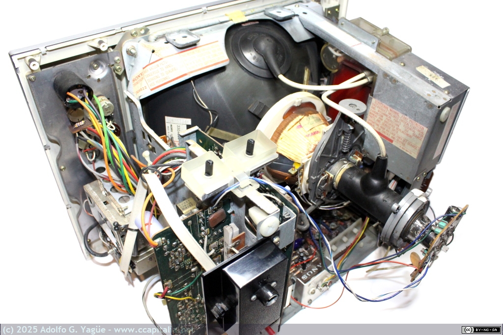 2010 - Sony Trinitron KV-1330UB. Detalle interior (2), 1971