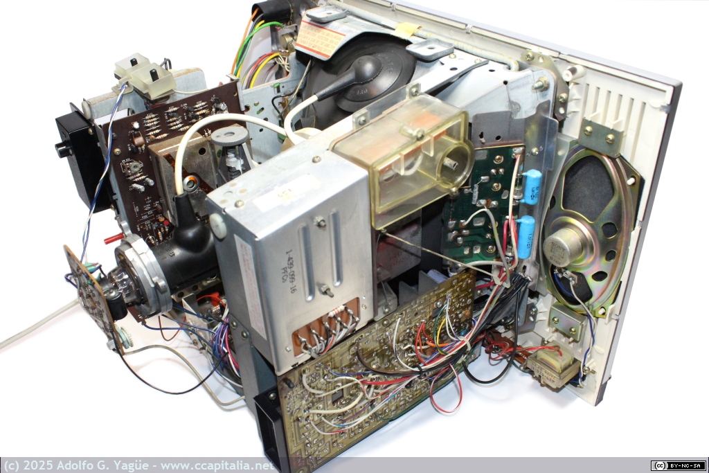 2010 - Sony Trinitron KV-1330UB. Detalle interior (4), 1971