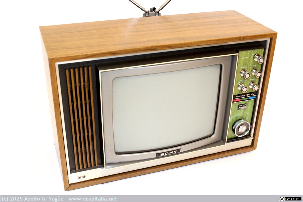 2010 - Sony Trinitron KV-1330UB. Televisión color PAL y UHF con pantalla de 13" de tecnología trinitron (1), 1971