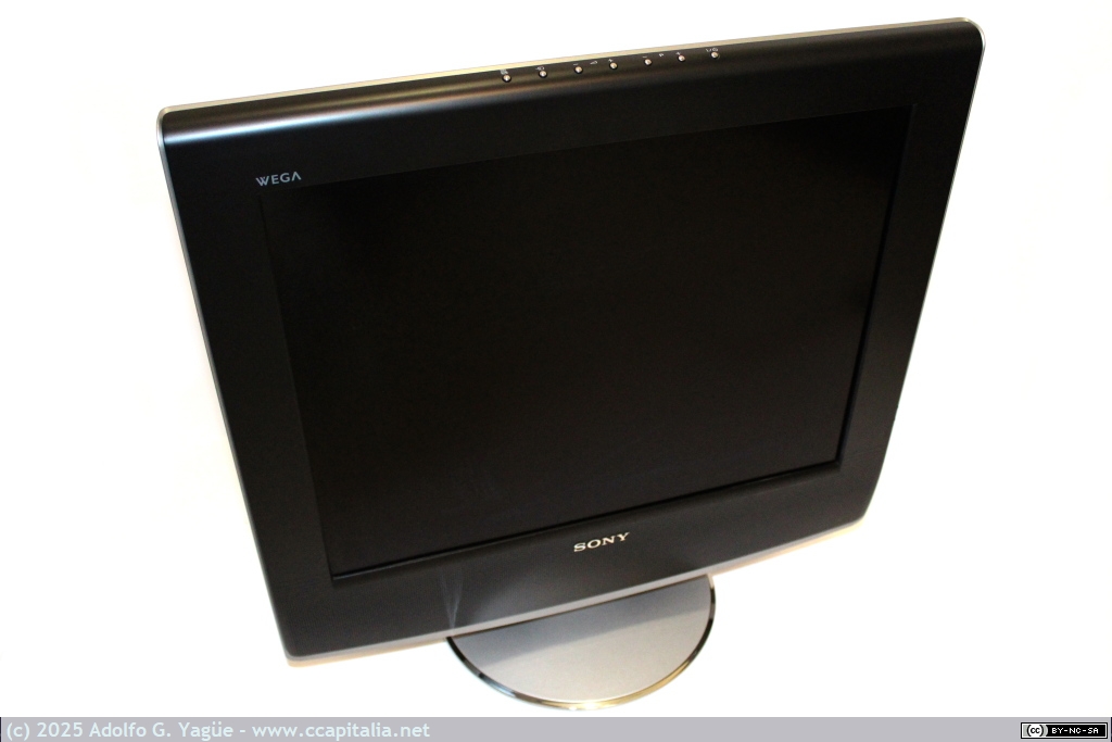 2011 - Sony Wega KLV-20SR3. Televisión color LCD de 640x480 px, 4:3 y 20". PAL y NTSC. UHF, VHF y CATV analógico (1), 2004