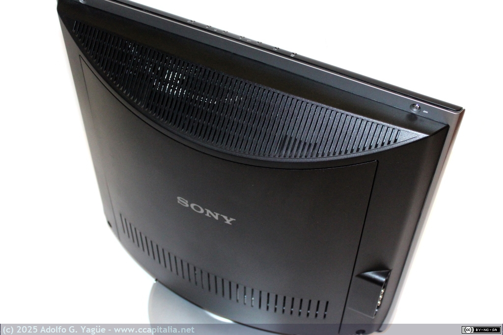 2011 - Sony Wega KLV-20SR3. Detalle posterior (2), 2004