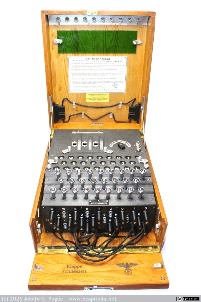 2000 - Enigma I. Máquina de cifrado electromecánica basada en rotores intercambiables. Réplica no funcional (1), 1930