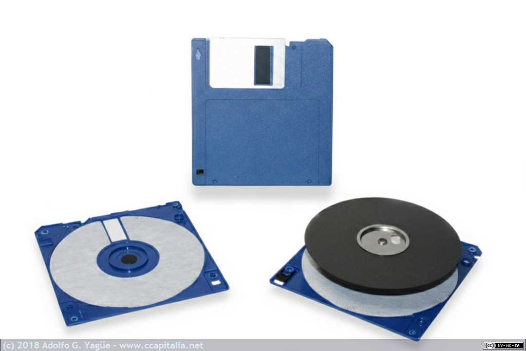 050 - Diskette de 3" 1/2 y 720K y detalle interior. MF-2DD (Micro Floppy Double Sided, Double Density), 1982