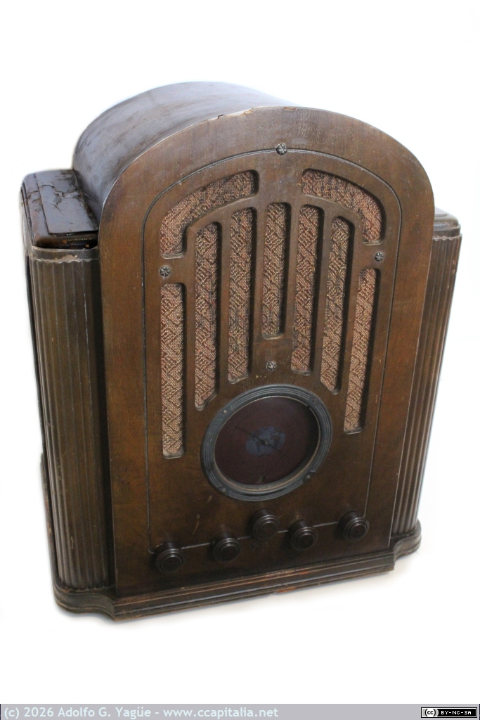 1688 - RCA Victor 128. Receptor superheterodino de OM (174-556m), OC (55,6-174 m) y OC (16,7-55,6m) (1), 1934
