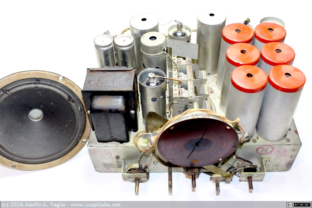 1688 - RCA Victor 128. Circuito electrónico y altavoz electrodinámico de membrana de papel (2), 1934