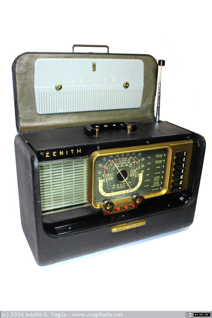 1690 - Zenith Trans-Oceanic H500. OM 187,5-566m y OC hasta 16m. Antena wavemagnet y telescópica (2), 1951