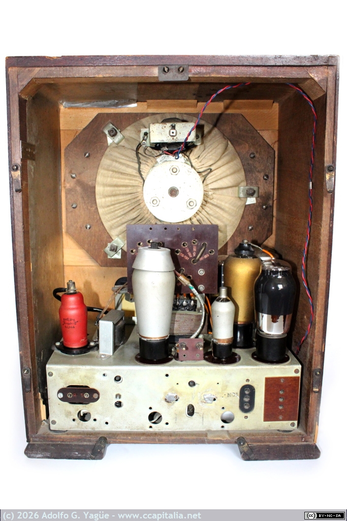 1686 - Radio Castilla mod. Super 36A. Interior, altavoz iman y ver detalle de válvulas con bobinado exterior (2), 1935