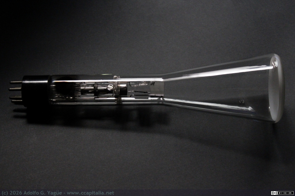 1684 - RCA 906. Tubo rayos catódicos (TRC) 3" de deflexión electroestática. Empleado en ocsciloscopios (1), 1933