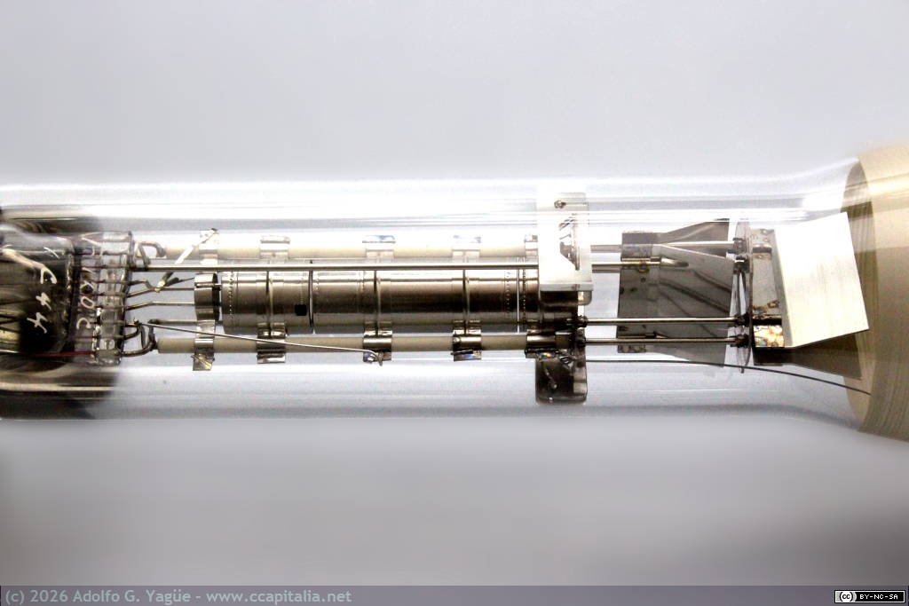 1788 - Cátodo, electrodo de control, enfoque, aceleración inicial y placas deflexión electroestática h. y v. (3), 1942