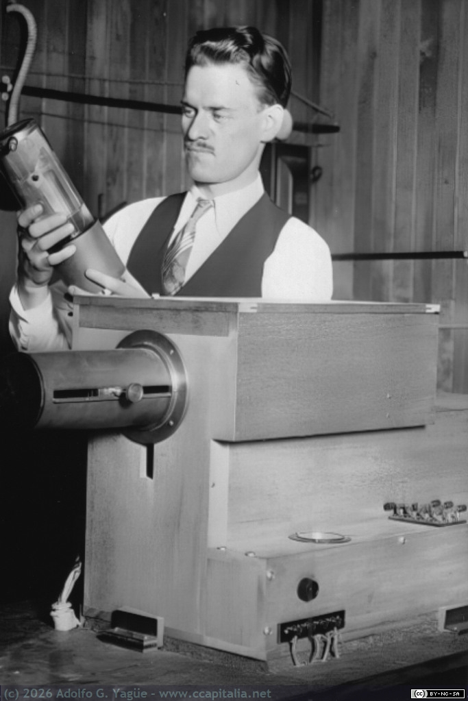 1794 - Philo T. Farnsworth junto a una cámara de television sosteniendo un disector de imagen, 1929
