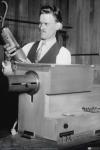 1794 - Philo T. Farnsworth junto a una cámara de television sosteniendo un disector de imagen, 1929