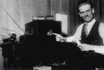 1795 - Philo T. Farnsworth junto a un receptor de televisión sosteniendo un tubo de rayos catódicos, 1929