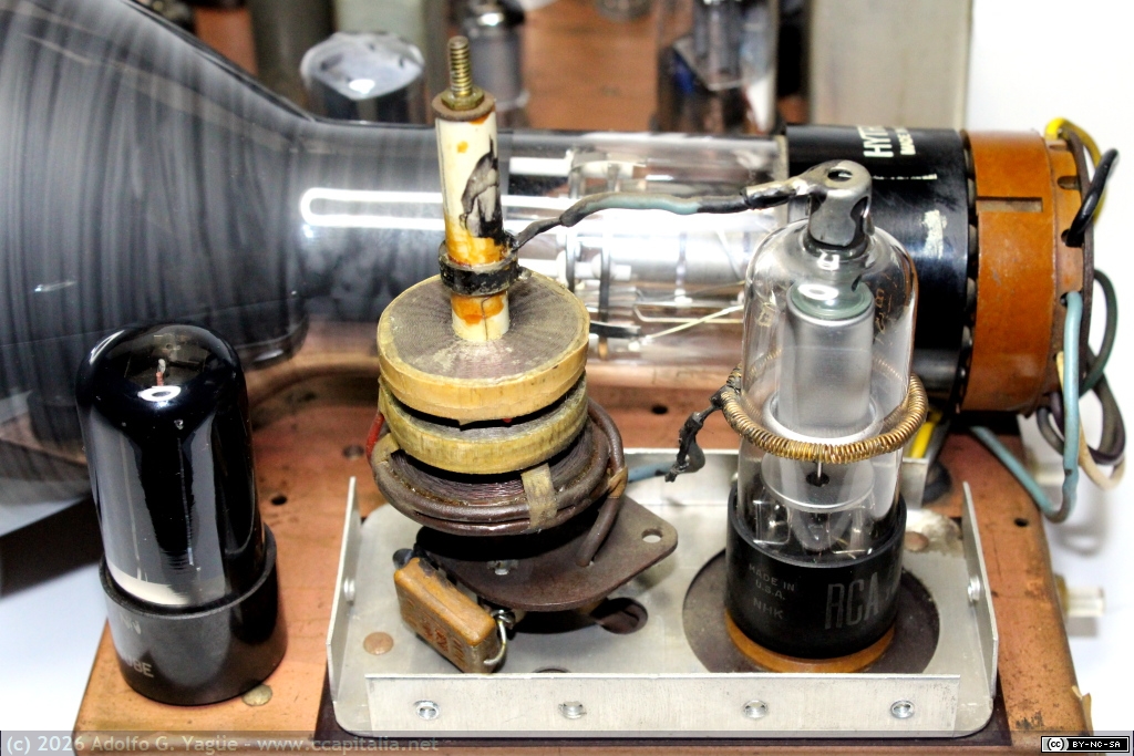 1862 - Motorola VT-71. Detalle de trasformador alta tensión (6kV) y rectificador media onda 1B3GT (3), 1948