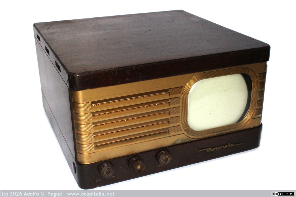 1862 - Motorola VT-71. Receptor de televisión con pantalla de 7" con 13 canales VHF (44-216MHz) (1), 1948