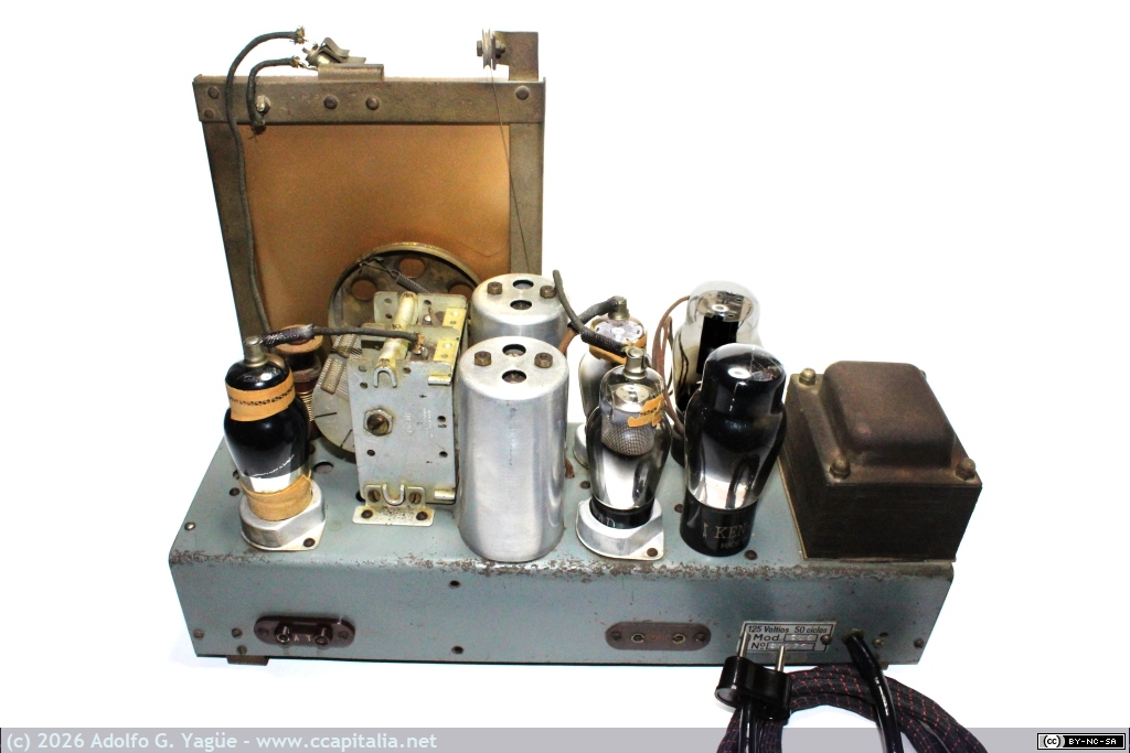 1861 - Radio Invicta modelo 305. Vísta sup. chasis. Válvulas 6A8G, 6K7G, 6Q7G, 6Q7G , 6F6G y 5Y3G (3), 1945