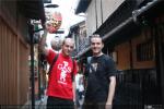 Josu y Adolfo en el Pasadizo del Pontocho