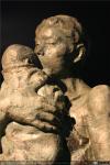 Madre protegiendo a sus hijos (2)