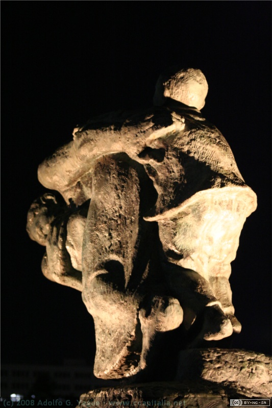 Madre protegiendo a sus hijos (5)